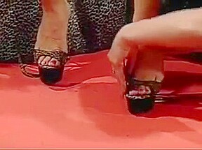 2 sexy chicks with foot fetish in action
