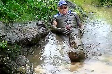 6-Dark jeans Levis 501 and blue shirt in the slimy pond