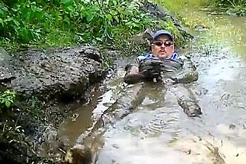6-Dark jeans Levis 501 and blue shirt in the slimy pond