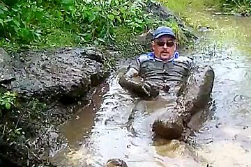 6-Dark jeans Levis 501 and blue shirt in the slimy pond