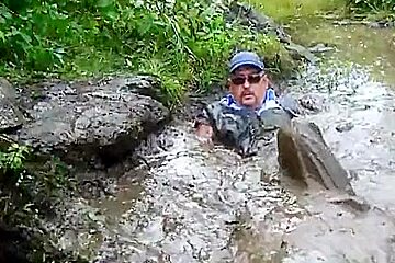 6-Dark jeans Levis 501 and blue shirt in the slimy pond