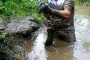 6-Dark jeans Levis 501 and blue shirt in the slimy pond