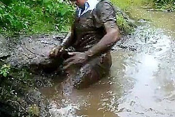6-Dark jeans Levis 501 and blue shirt in the slimy pond