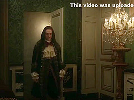 Anna Brewster desnuda en Versailles