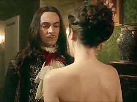 Anna Brewster desnuda en Versailles