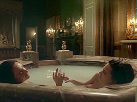 Anna Brewster desnuda en Versailles