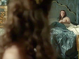 Anna Brewster desnuda en Versailles