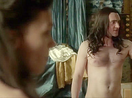 Anna Brewster desnuda en Versailles