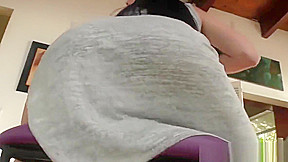 Assfetish babe gets her butthole stretched