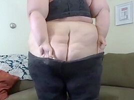 BBW tries on Jeans