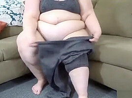BBW tries on Jeans