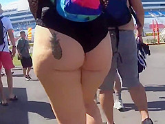 BIG ASSES IN THE WILD!