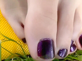 Beautiful Zoe shows her sexy feet at the lake