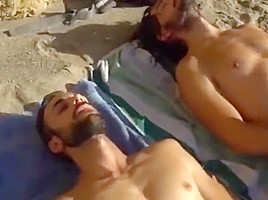 Bel Gris batendo punheta com o amigo na praia