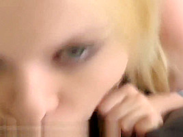 Blonde Luna mit fetten Titten und Tattoos