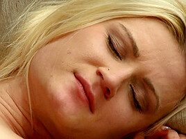 Blonde teen 18+ gets stretched on the couch by Castings Gone Wild