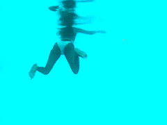 Bootylicious chick shows her tits under the water