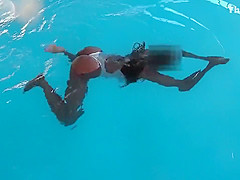 Bootylicious chick shows her tits under the water