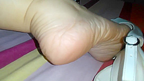 Brincando e exibindo meus pezinhos Sandalia Branca na cama