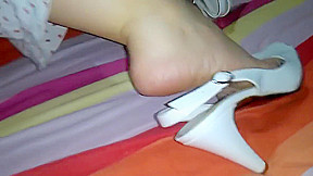 Brincando e exibindo meus pezinhos Sandalia Branca na cama