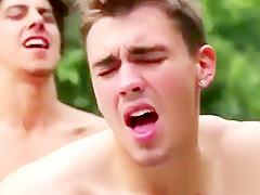 Dando de pau duro ao amigo gostoso