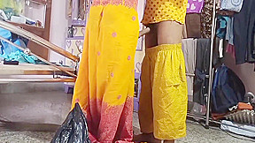 Desi Naukrani Ko Malik Ne Gand Mari