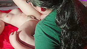 Desiree Night In تريد الفاسقات الحصول على نيك لكن لا يمكنهم سوى فرك بعضهم البعض