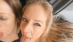 Deux copine chassent un mec pour le sucer