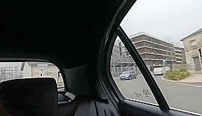 Deux copine chassent un mec pour le sucer