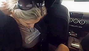 Deux copine chassent un mec pour le sucer