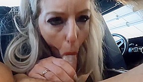 Deux copine chassent un mec pour le sucer