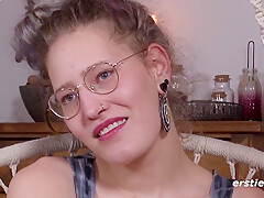 Die 24-jahrige Ines Steht Auf Fetischspiele Und Masturbiert Ausgiebig