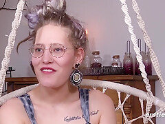 Die 24-jahrige Ines Steht Auf Fetischspiele Und Masturbiert Ausgiebig