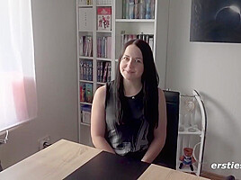 Die Hubsche Emma Fingert Sich Selbst Und Spielt Mit Dem Vibrator