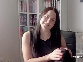 Die Hubsche Emma Fingert Sich Selbst Und Spielt Mit Dem Vibrator