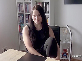 Die Hubsche Emma Fingert Sich Selbst Und Spielt Mit Dem Vibrator