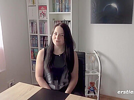 Die Hubsche Emma Fingert Sich Selbst Und Spielt Mit Dem Vibrator