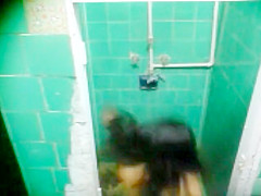 ESPIANDO A CARMEN EN LA DUCHA (SURVEY)