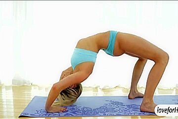 Flexible babe Mia Malkova erotic fuck