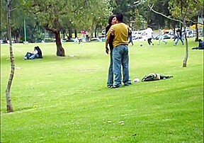 Frente al metro en el parque