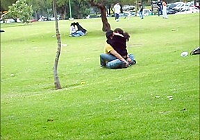 Frente al metro en el parque