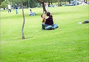 Frente al metro en el parque