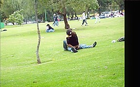 Frente al metro en el parque