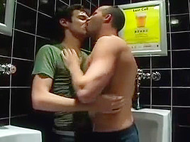 Gaymainstream-in toilet