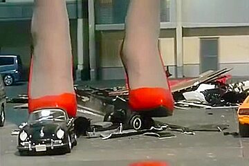 Giantess City Crush