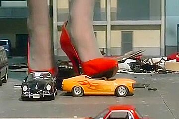 Giantess City Crush