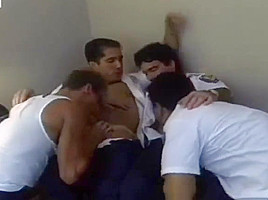 Grupo de policias chupandose las pollas y follando