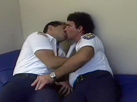 Grupo de policias chupandose las pollas y follando