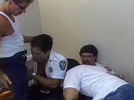 Grupo de policias chupandose las pollas y follando