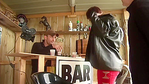 Guy trades his girlfriend for drinks - Telsev